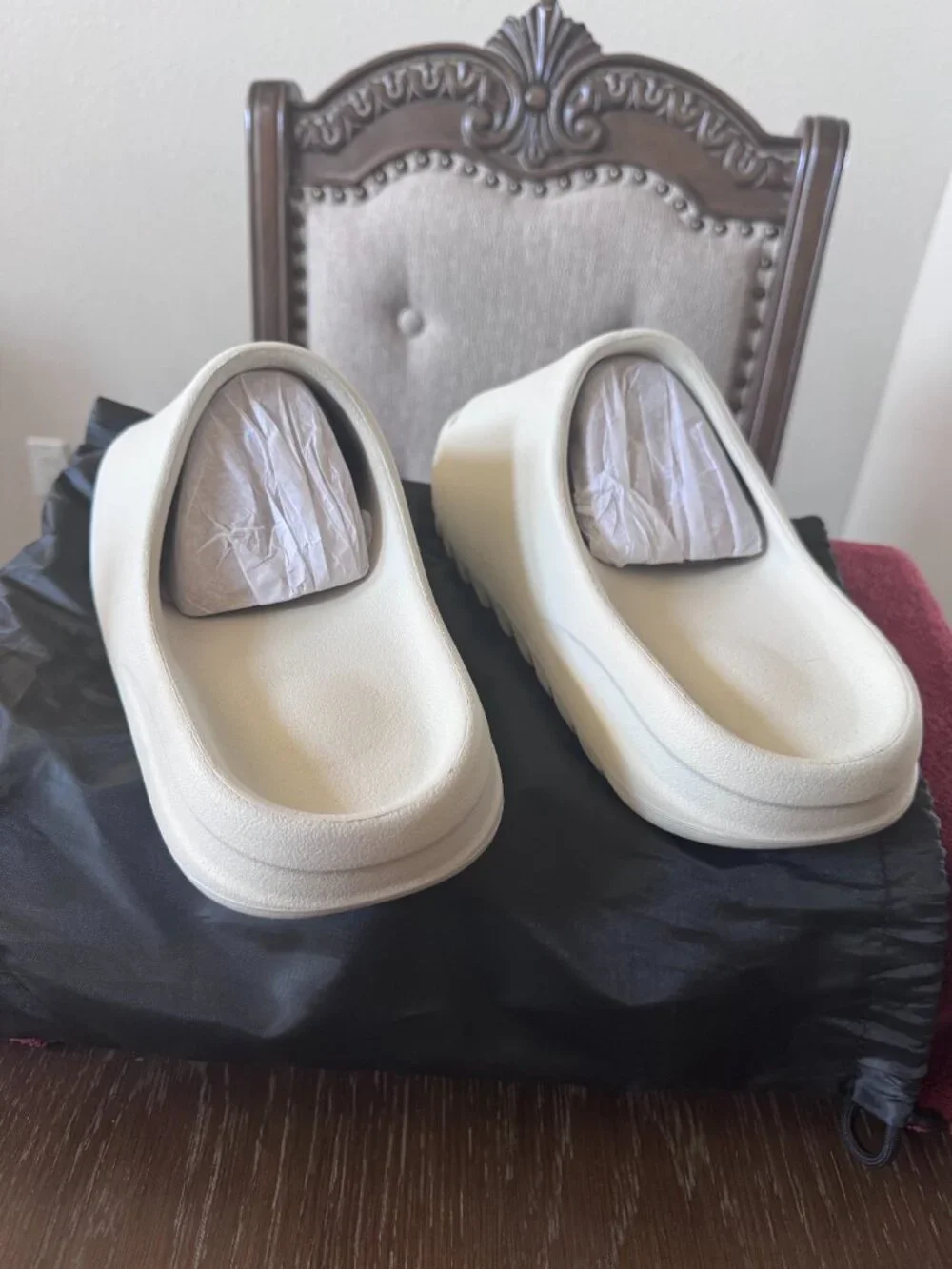13 MEN'S YEEZY SLIDES